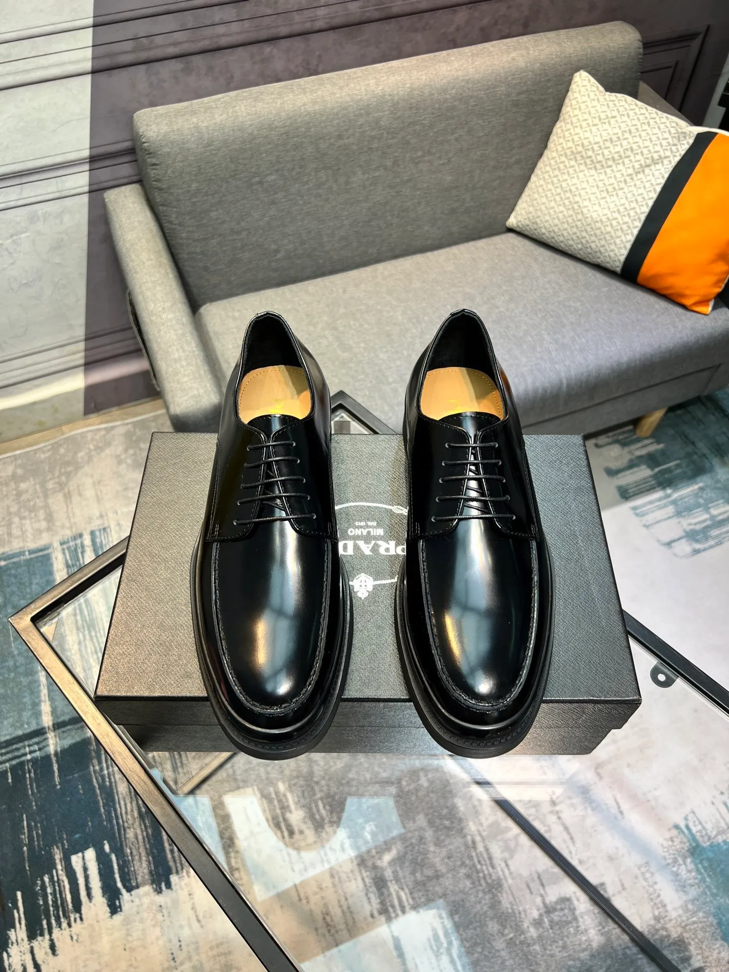 Men's clothing and shoes 💰860 Prada/Prada's new glossy leather loafers are made of open-edge beaded uppers imported from Italy, slip-on loafers style, large piece splicing design, durable and non-deforming, heavy-duty construction, exquisite mark stitching, same material ribbon decoration, blending classic and modern styles, lining with dyed calfskin, standard PRADA logo cowhide feet, original ultra-light matte texture and embossed leather outsole, light and not tired, excellent shock absorption effect, full foot comfort! Size: 39-44 (customized at 38.45)